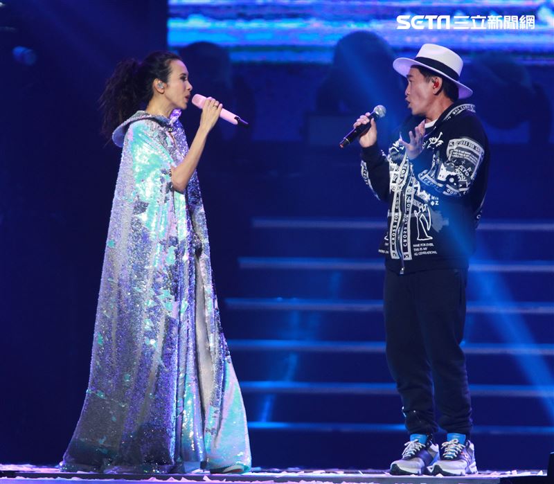 莫文蔚最後一次在台北小巨蛋開演唱會和嘉賓吳宗憲一起合唱「廣島之戀」。（記者邱榮吉/攝影）