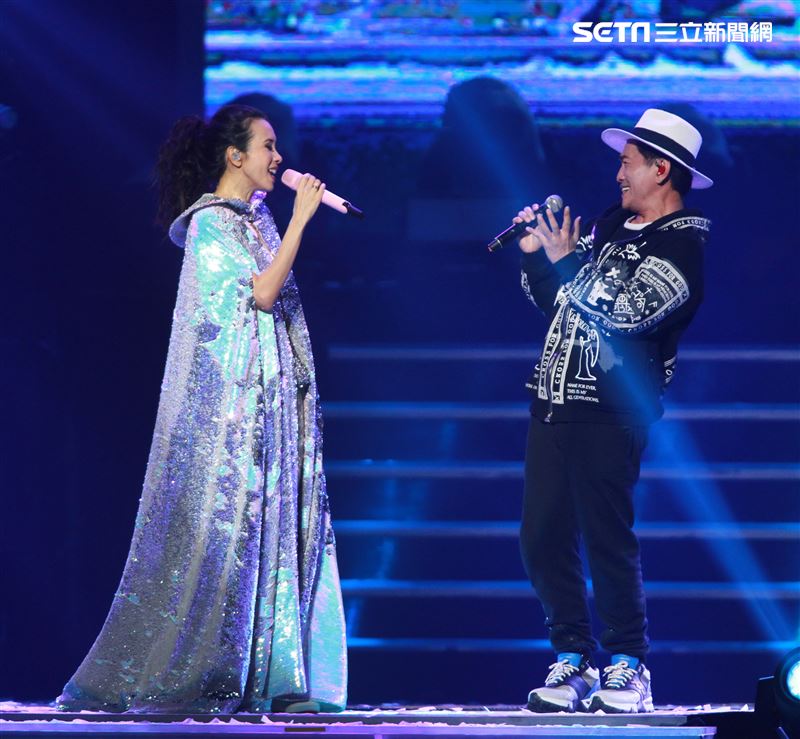 莫文蔚最後一次在台北小巨蛋開演唱會和嘉賓吳宗憲一起合唱「廣島之戀」。（記者邱榮吉/攝影）