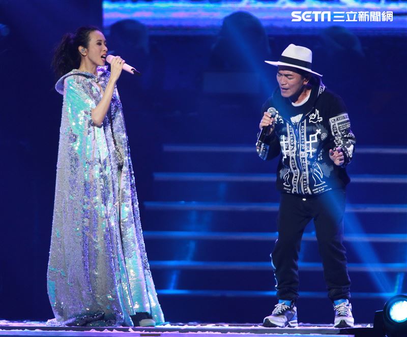 莫文蔚最後一次在台北小巨蛋開演唱會和嘉賓吳宗憲一起合唱「廣島之戀」。（記者邱榮吉/攝影）