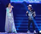 莫文蔚最後一次在台北小巨蛋開演唱會和嘉賓吳宗憲一起合唱「廣島之戀」。（記者邱榮吉/攝影）