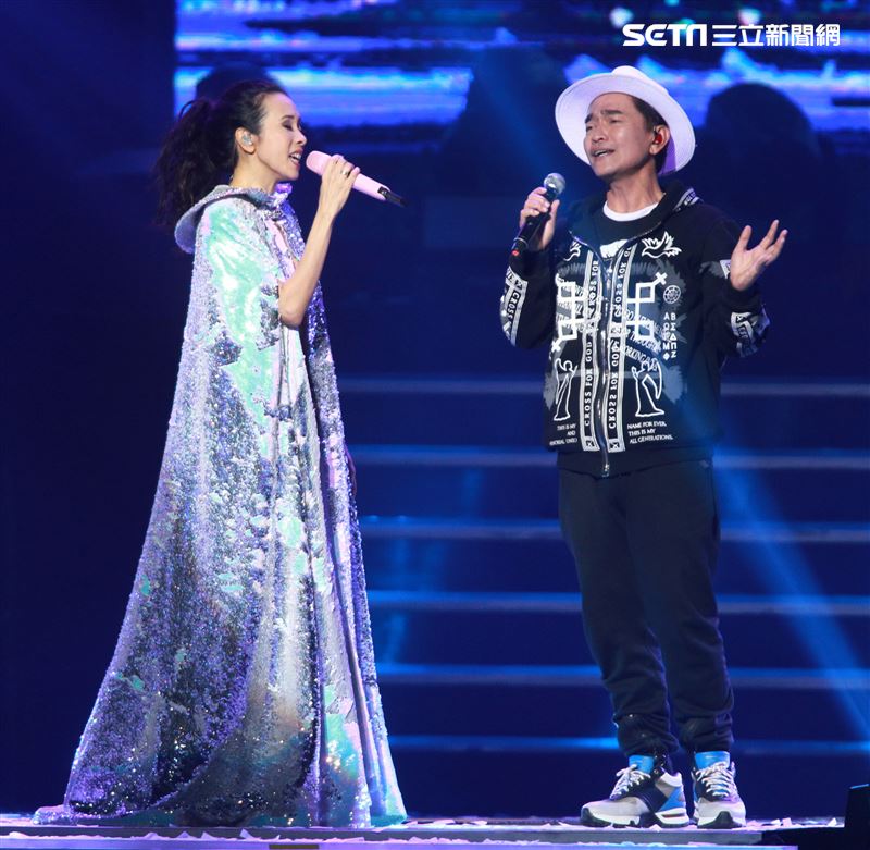 莫文蔚最後一次在台北小巨蛋開演唱會和嘉賓吳宗憲一起合唱「廣島之戀」。（記者邱榮吉/攝影）