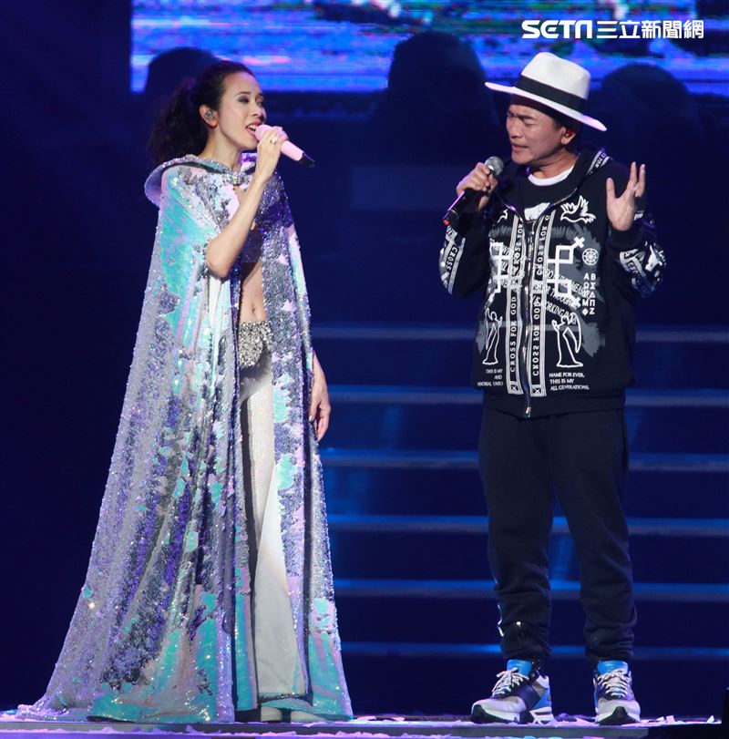 莫文蔚最後一次在台北小巨蛋開演唱會和嘉賓吳宗憲一起合唱「廣島之戀」。（記者邱榮吉/攝影）