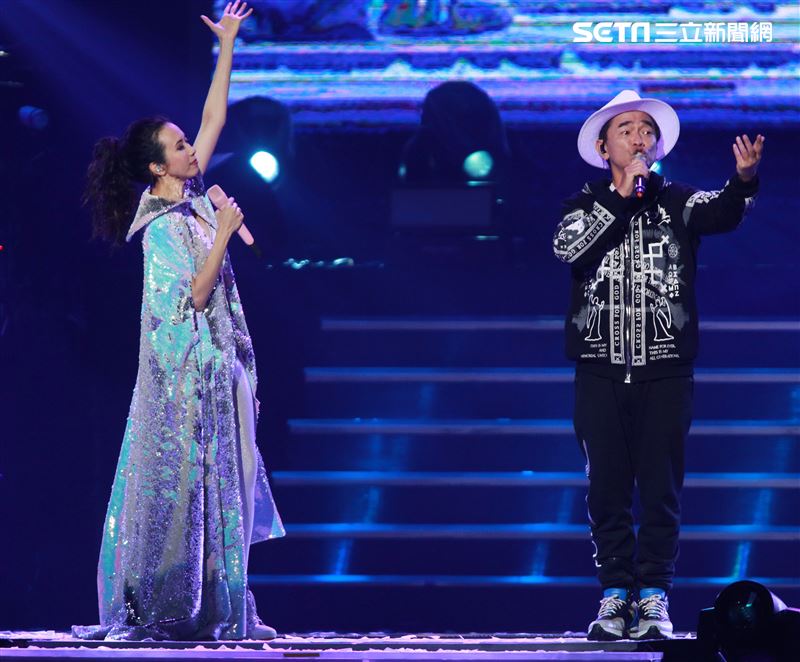 莫文蔚最後一次在台北小巨蛋開演唱會和嘉賓吳宗憲一起合唱「廣島之戀」。（記者邱榮吉/攝影）