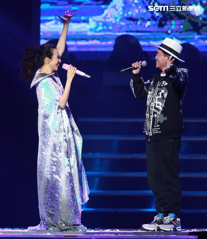 莫文蔚最後一次在台北小巨蛋開演唱會和嘉賓吳宗憲一起合唱「廣島之戀」。（記者邱榮吉/攝影）