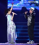 莫文蔚最後一次在台北小巨蛋開演唱會和嘉賓吳宗憲一起合唱「廣島之戀」。（記者邱榮吉/攝影）