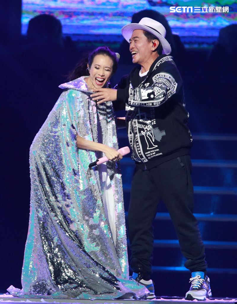 莫文蔚最後一次在台北小巨蛋開演唱會和嘉賓吳宗憲一起合唱「廣島之戀」。（記者邱榮吉/攝影）