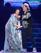 莫文蔚最後一次在台北小巨蛋開演唱會和嘉賓吳宗憲一起合唱「廣島之戀」。（記者邱榮吉/攝影）