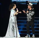 莫文蔚最後一次在台北小巨蛋開演唱會和嘉賓吳宗憲一起合唱「廣島之戀」。（記者邱榮吉/攝影）