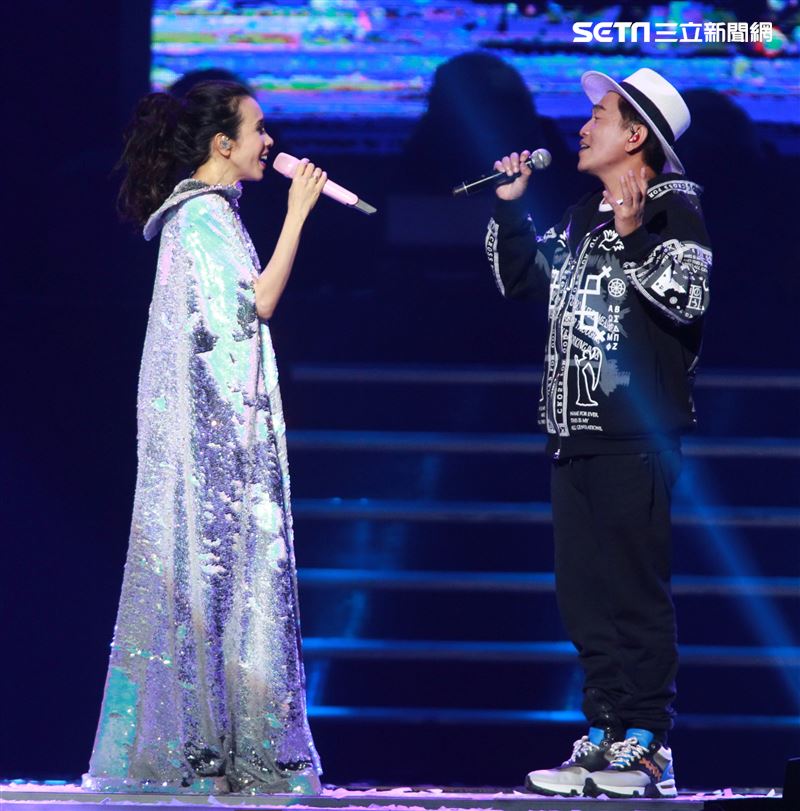 莫文蔚最後一次在台北小巨蛋開演唱會和嘉賓吳宗憲一起合唱「廣島之戀」。（記者邱榮吉/攝影）