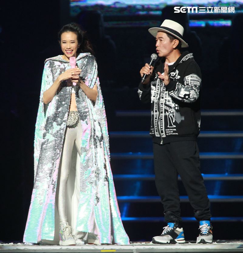 莫文蔚最後一次在台北小巨蛋開演唱會和嘉賓吳宗憲一起合唱「廣島之戀」。（記者邱榮吉/攝影）