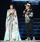 莫文蔚最後一次在台北小巨蛋開演唱會和嘉賓吳宗憲一起合唱「廣島之戀」。（記者邱榮吉/攝影）