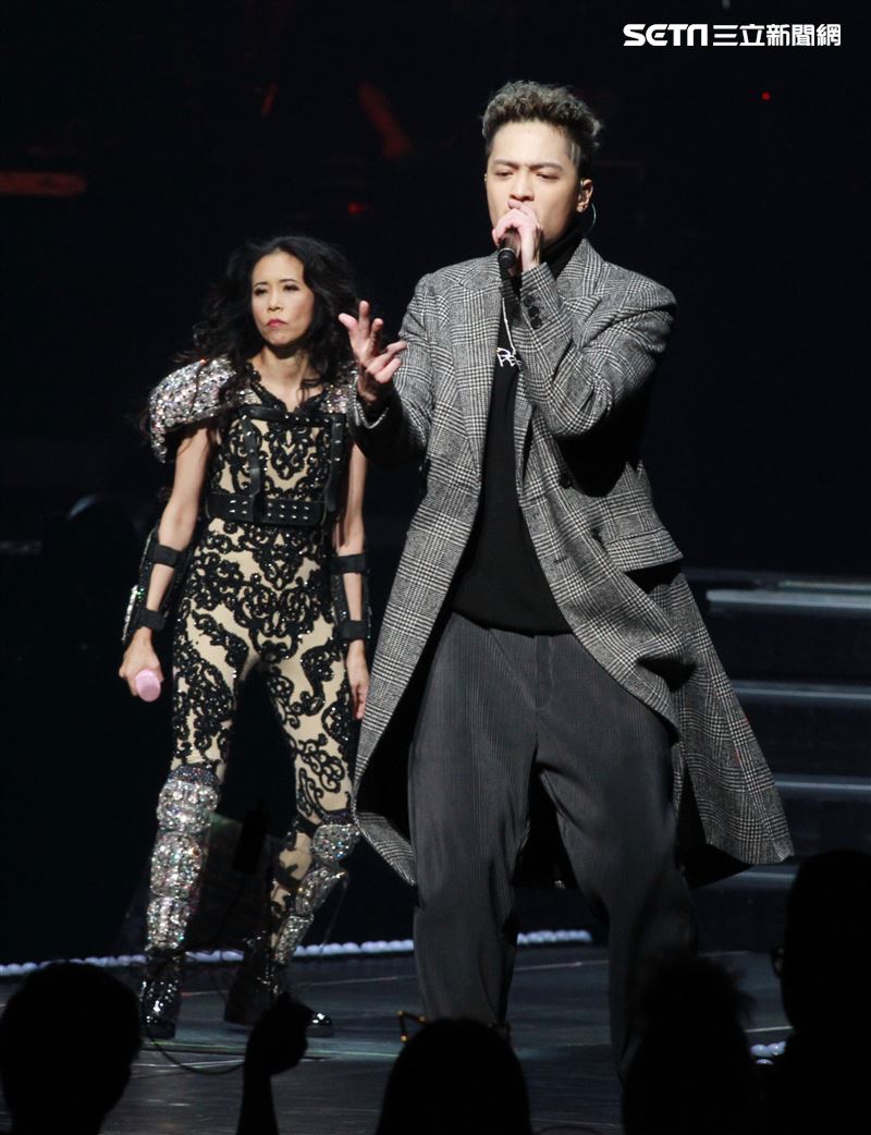莫文蔚最後一次在台北小巨蛋開演唱會和嘉賓J.Sheon合唱。（記者邱榮吉/攝影）