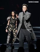 莫文蔚最後一次在台北小巨蛋開演唱會和嘉賓J.Sheon合唱。（記者邱榮吉/攝影）