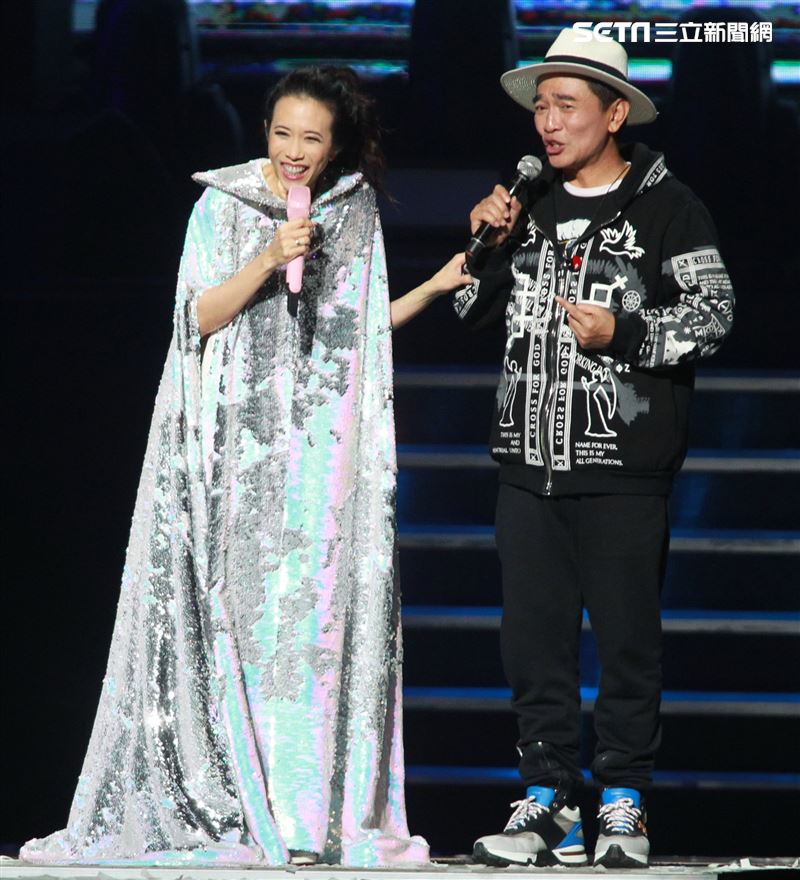 莫文蔚最後一次在台北小巨蛋開演唱會和嘉賓吳宗憲一起合唱「廣島之戀」。（記者邱榮吉/攝影）