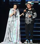 莫文蔚最後一次在台北小巨蛋開演唱會和嘉賓吳宗憲一起合唱「廣島之戀」。（記者邱榮吉/攝影）