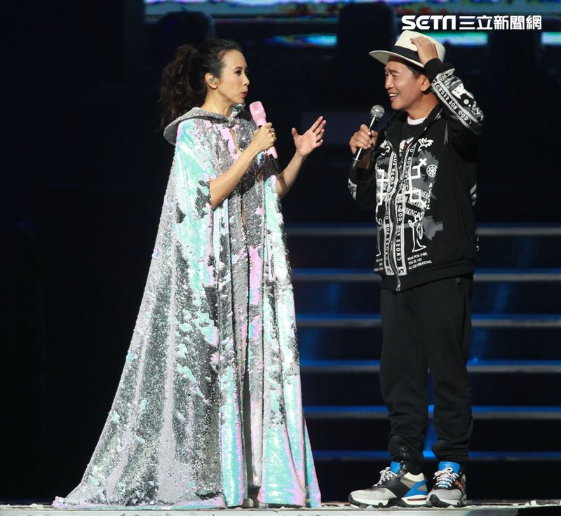 莫文蔚最後一次在台北小巨蛋開演唱會和嘉賓吳宗憲一起合唱「廣島之戀」。（記者邱榮吉/攝影）