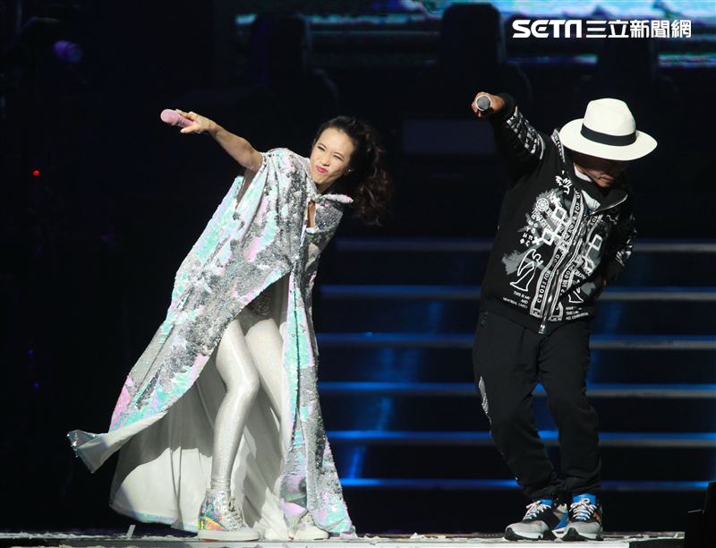 莫文蔚最後一次在台北小巨蛋開演唱會和嘉賓吳宗憲一起合唱「廣島之戀」。（記者邱榮吉/攝影）