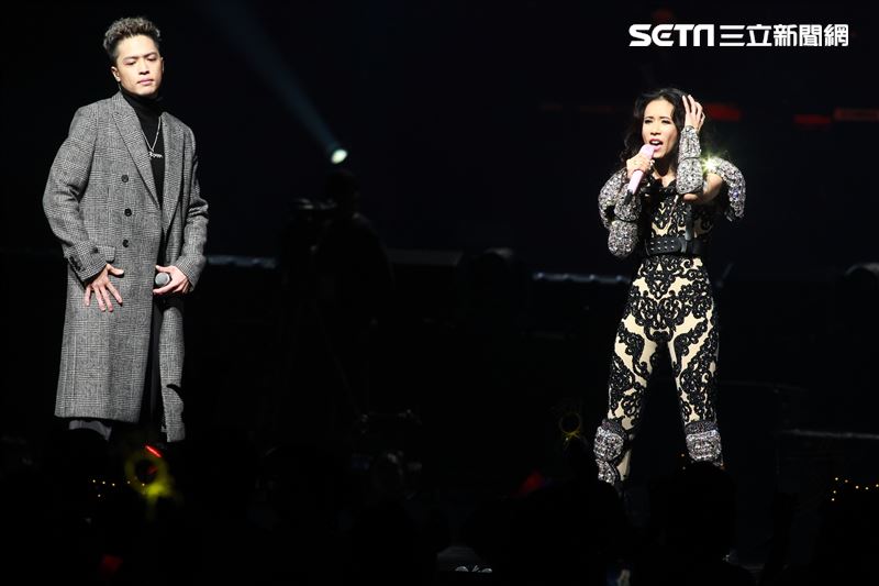 莫文蔚最後一次在台北小巨蛋開演唱會和嘉賓J.Sheon合唱。（記者邱榮吉/攝影）