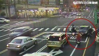 悚！轎車變坦克　逆向輾5車影像曝光