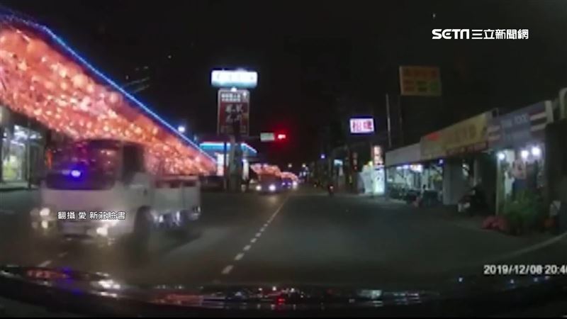 繞境最大？廟會車隊竟「集體闖紅燈」