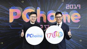 PChome進軍電子票券服務PChome網路家庭執行長蔡凱文（左）與票券團購網站17Life董事長李易騰（右）9日宣布結盟，即日起於PChome24h購物網站上開賣電子票券，首波合作約300種商品。（網路家庭提供）中央社記者吳家豪傳真  108年12月9日