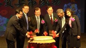 和潤今掛牌上市，董事長田天明（左三）與證交所董事長許璋瑤（右三）等人一同擊鼓慶祝