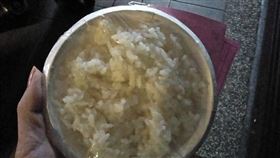 爆廢公社，有女網友到火葬場附近買白飯，卻被誤會成祭拜人員，拿到腳尾飯 超大包。（圖／翻攝自爆廢公社）