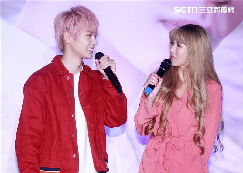 KU古曜威「一個幸福的吻」新歌發表，網友拐拐驚喜現身獻花給予最真誠的祝福。（記者邱榮吉/攝影）