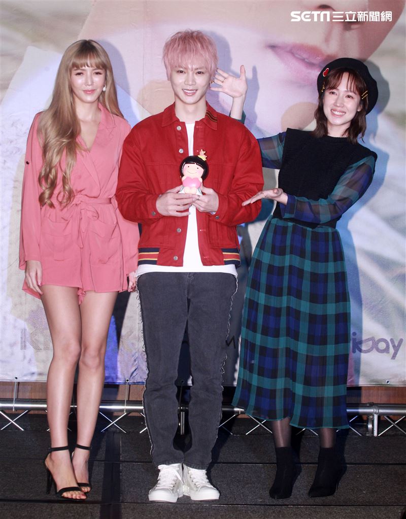 KU古曜威「一個幸福的吻」新歌發表，拐拐、黃瀞怡（小薰）加油打氣。（記者邱榮吉/攝影）