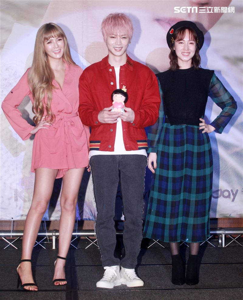 KU古曜威「一個幸福的吻」新歌發表，拐拐、黃瀞怡（小薰）加油打氣。（記者邱榮吉/攝影）