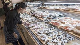 超市火鍋讓消費者自己提著菜籃挑選食材，想吃多少拿多少