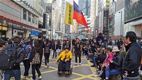 民陣128遊行銅鑼灣現人潮　民眾持中華民國國旗香港民陣8日下午再次號召民眾上街，繼續反送中相關訴求，圖為遊行剛開始，銅鑼灣一帶人潮，有人持中華民國國旗並表達要求香港真普選。中央社記者張謙香港攝　108年12月8日