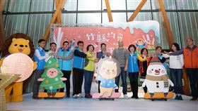 響應秋冬遊補助　竹縣加碼抽電動機車新竹縣政府9日舉行記者會，為將於竹北新瓦屋客家文化保存區舉辦的「竹縣約會聖誕PA」活動宣傳，並宣布配合觀光局暖冬遊專案，祭出「住宿抽好禮」加碼，有機會把電動機車騎回家。中央社記者魯鋼駿攝　108年12月9日