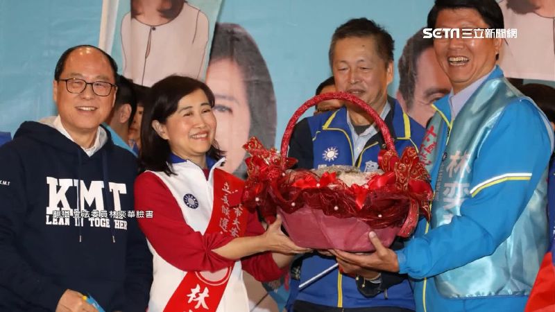 腳傷後站著演講！林奕華挨酸奇筋異骨