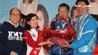 腳傷後站著演講！林奕華挨酸奇筋異骨