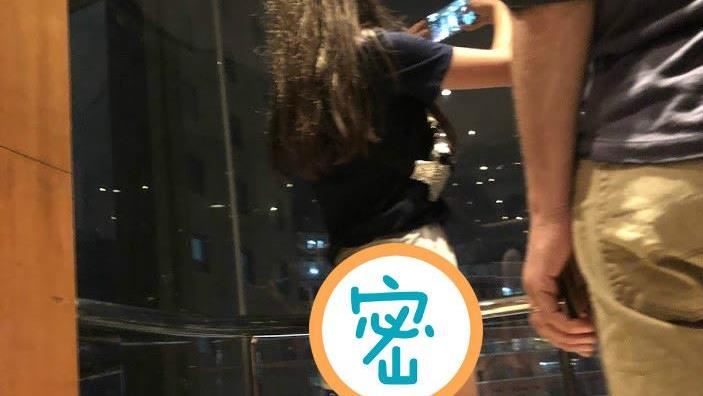 看夜景捕捉真理褲妹！屁股蛋掉出來了