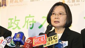 英德配抽中3號  總統：不論抽幾號一樣全力以赴中央選舉委員會9日上午舉行第15任總統、副總統參選人號次抽籤，民進黨「英德配」抽中3號。總統蔡英文（圖）9日出席「公股事業推動團體協約及員工持股信託見證儀式」受訪表示，不論抽中哪個號碼，一樣是全力以赴。中央社記者謝佳璋攝  108年12月9日