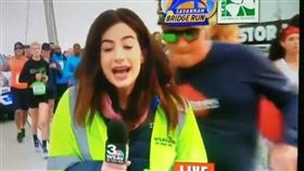 路跑,播報,記者,WSAV,Alexandrea Bozarjian,屁股,搶鏡,騒擾,懲罰,豬哥, 圖／翻攝自YouTube