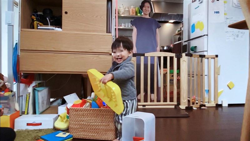 1歲兒太黏人…夫妻製「假媽媽」奏效
