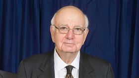 曾支持華爾街金融改革的美國聯邦準備理事會前主席伏克爾（中）在紐約辭世，享壽92歲。（圖取自維基共享資源；版權屬公眾領域）