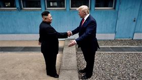 北韓領導人金正恩4月給美國設定至今年底截止的對話期限，聲稱美方屆時若未改變政策、放棄缺乏彈性的作為，北韓將邁向「新道路」。圖為北韓領導人金正恩（左）和美國總統川普6月30日在分隔南北韓的非軍事區（DMZ）第3度會談。（圖取自twitter.com/Scavino45）
