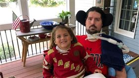 曾為漸凍症募款的冰桶挑戰發起人弗瑞茲（右）9日辭世，他與俗稱漸凍人症的肌萎縮性脊髓側索硬化症（ALS）纏鬥7年，享年34歲。（圖取自twitter.com/PeteFrates3）
