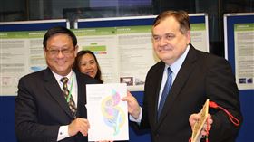 張子敬率團 台歐盟循環經濟研討會登場環保署長張子敬（左）9日與歐盟成長總署總署長皮桑恩（右）在布魯塞爾共同主持台歐盟循環經濟研討會，會後張子敬致贈紀念品。中央社記者唐佩君布魯塞爾攝 108年12月9日