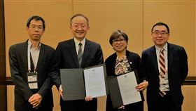 助APEC推動區域經濟 中華民國捐55萬美元外交部國際組織司司長陳龍錦（左2）9日出席在馬來西亞蘭卡威舉行的亞太經濟合作會議（APEC）非正式資深官員會議（ISOM），並簽署諒解備忘錄，捐贈55萬美元協助APEC推動區域經濟。（駐馬來西亞代表處提供）中央社記者郭朝河吉隆坡傳真　108年12月9日