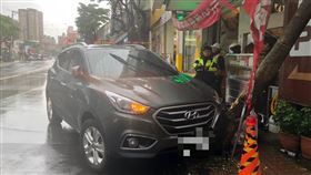 蘆竹分局南崁派出所接獲1位民眾報案聲稱小客車遭竊，結果是排檔沒放好，車子滑行撞上路樹。
圖／桃園蘆竹分局提供