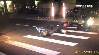 板橋機車慘對撞！車頭全毀橫倒路中