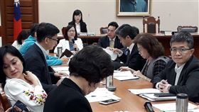 立院初審通過高職師教6年不必到業界實習半年立法院教育及文化委員會27日初審通過技術及職業教育法部分條文修正草案，未來技術型高中教師不須符合每任教滿6年應至業界實習半年的規定，賦予技職校院教師相關專業研習採計更具彈性。草案將提報立法院院會討論。中央社記者范正祥攝  108年11月27日