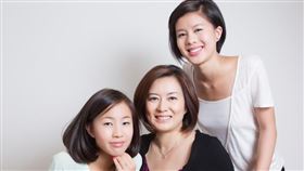 旅美台灣女兒用舞台劇訴說香港故事在美國戲劇界嶄露頭角的台灣女兒郭佳怡（右），創作以香港反送中為主題的舞台劇，用說故事讓不同族裔的人感受到香港追求民主的決心。（郭佳怡提供）中央社記者周世惠舊金山傳真 108年12月10日