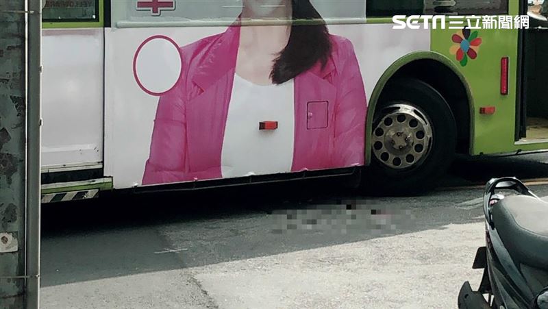 快訊／公車擦撞行人！女子遭捲入車底