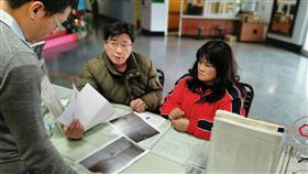 隨父跑遠洋漁船爭吵躲西班牙38年  妹妹代辦證件台東陳姓男子17歲時隨父親跑遠洋漁船，但父子常爭吵，甚至父親將他關在船上冰庫中處罰，他負氣躲在西班牙島上，一躲38年，如今父母過世，昔日少年邁入中年，思鄉卻歸不得。陳男的妹妹陳秀蘭（右）日前向移民署台東服務站專員陳允萍（左）求助，代兄辦理返國相關文件。（陳允萍提供）中央社記者李先鳳傳真　108年12月10日